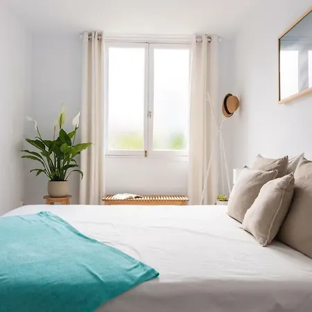 Homeforguest Beach Apt With Sea View & Pool, 50 Steps To The Sea Апартаменты *